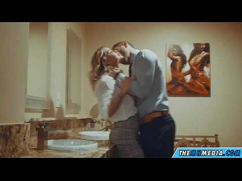 ❤️ Ko vas prsata blondinka zapelje na javnem stranišču Fuck video pri nas sl.watchhentai.ru ❤
